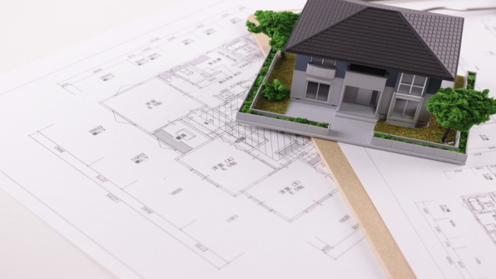 家の模型と間取り図