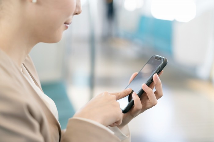 スマホを操作する女性