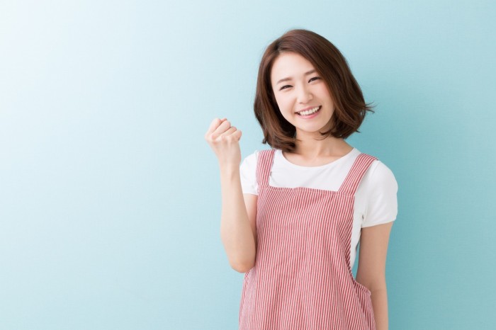 エプロン姿の女性